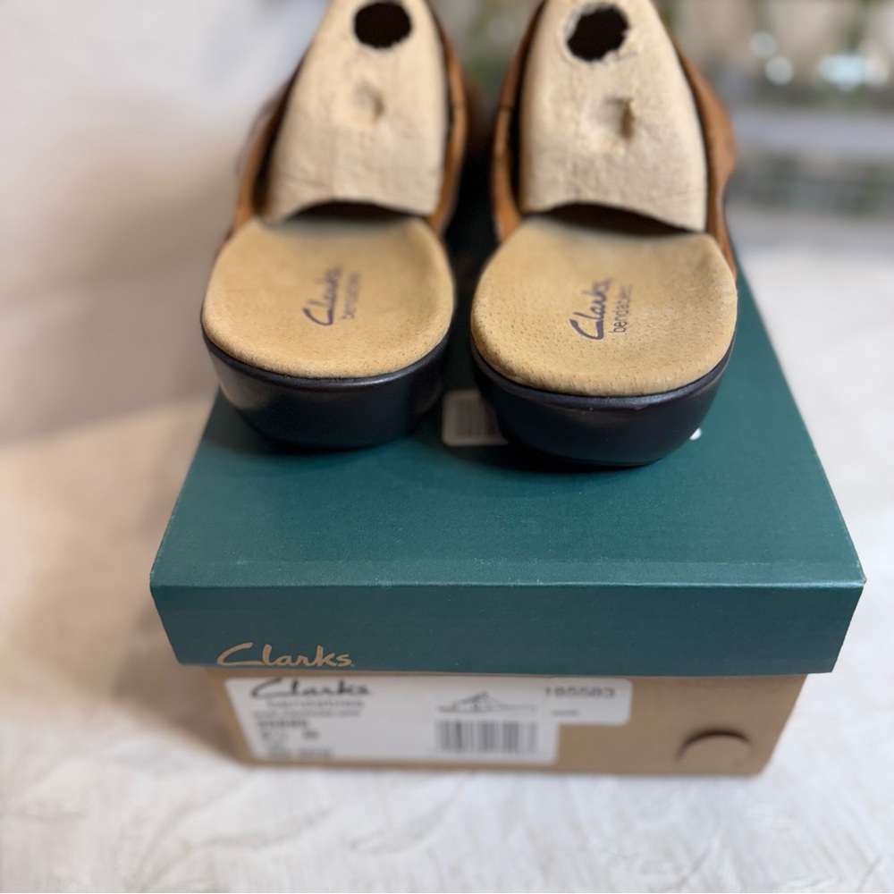Women's Clarks bendables
Ina Bow Tan Slip in Mule
Sandals Women's Sz 9 1/2 - Picture 6 of 10